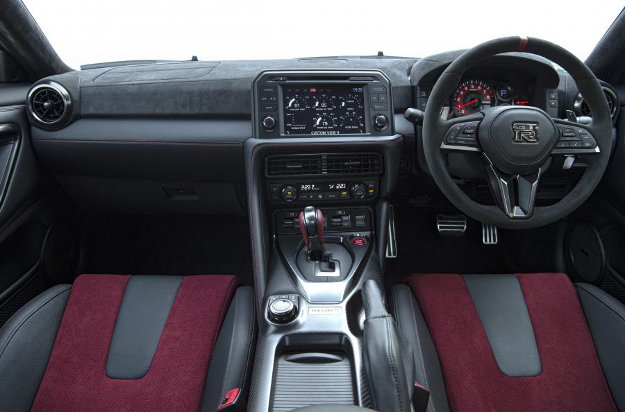 Торпедо Nissan GT-R Nismo (R35) 2019 года  (UK) (фото 22 из 22)